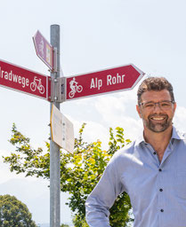 Bertrand Hug, Kandidat Gemeindepräsidium Sennwald 2019, am Velowegweiser zur Alp Rohr in Salez
